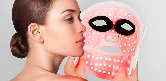 Femme tenant le masque LED visage allumé